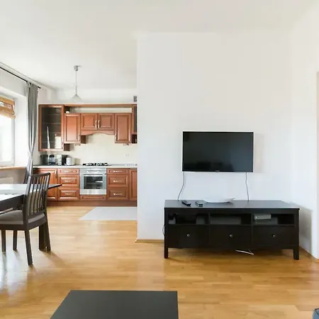 Spacious By Airport Train Old Town Apartament *