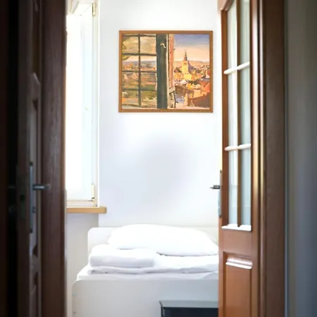 아파트 Spacious By Airport Train Old Town