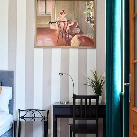 Spacious By Airport Train Old Town 아파트 *